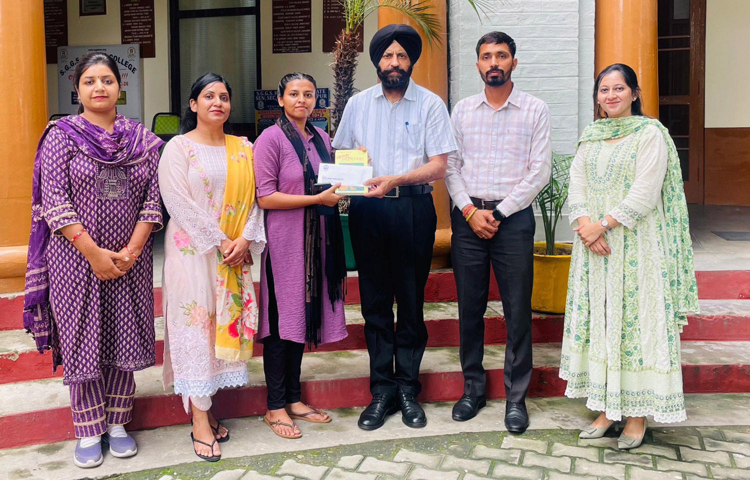 ਯੂਨੀਵਰਸਿਟੀ ਦੀ ਮੈਰਿਟ ਸੂਚੀ ਵਿੱਚ ਚੌਥੇ ਸਥਾਨ 'ਤੇ ਰਹਿਣ ਵਾਲੀ ਵਿਦਿਆਰਥਣ ਦਾ ਸਨਮਾਨ 